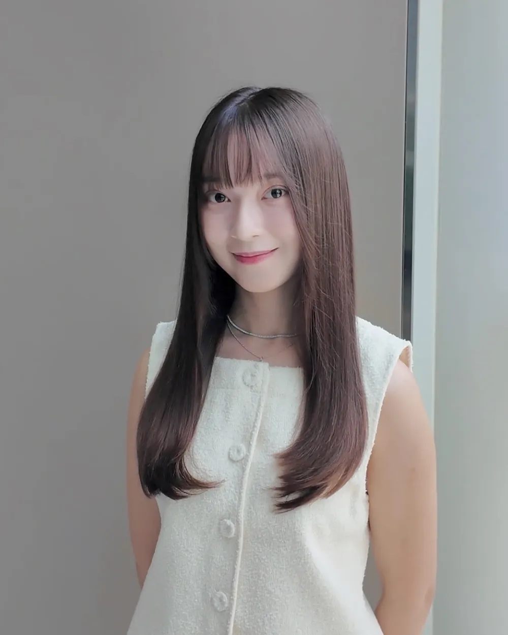 自然光の中のローズブラウンのストレートヘア